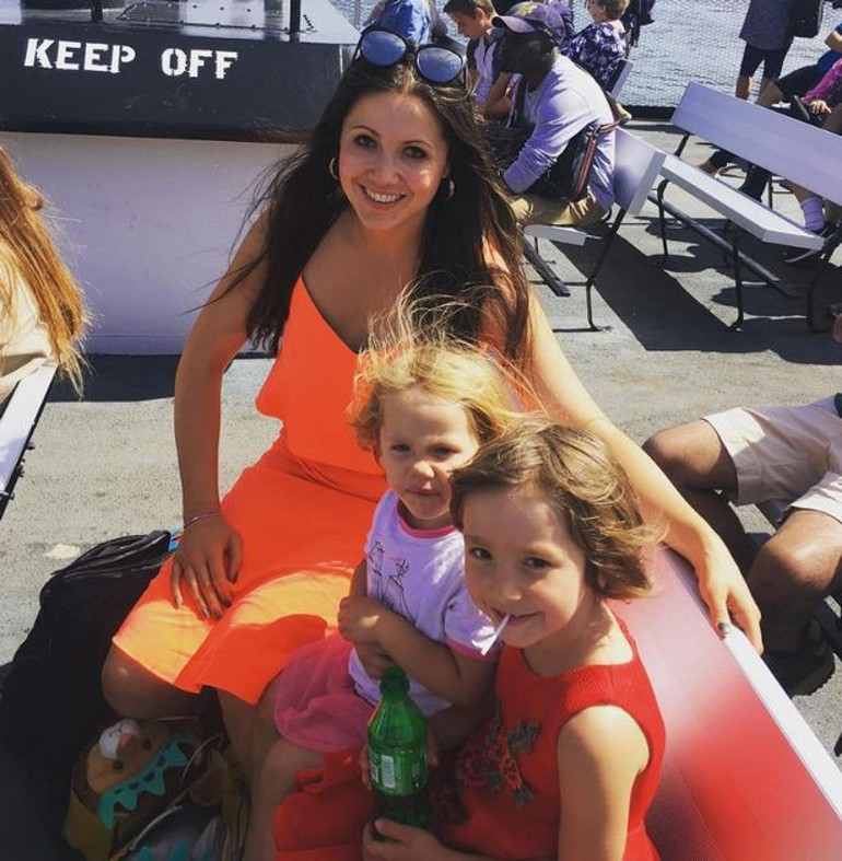 Okula giden kızını hala emziriyor