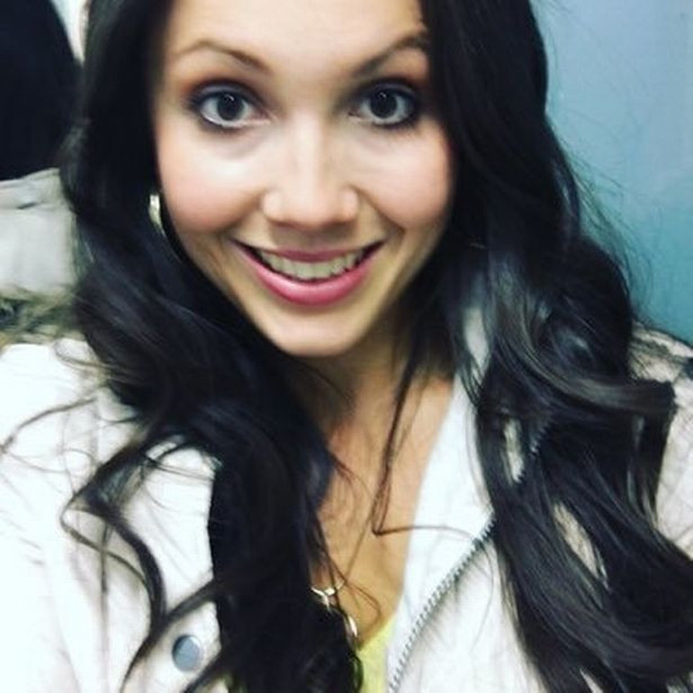 Okula giden kızını hala emziriyor