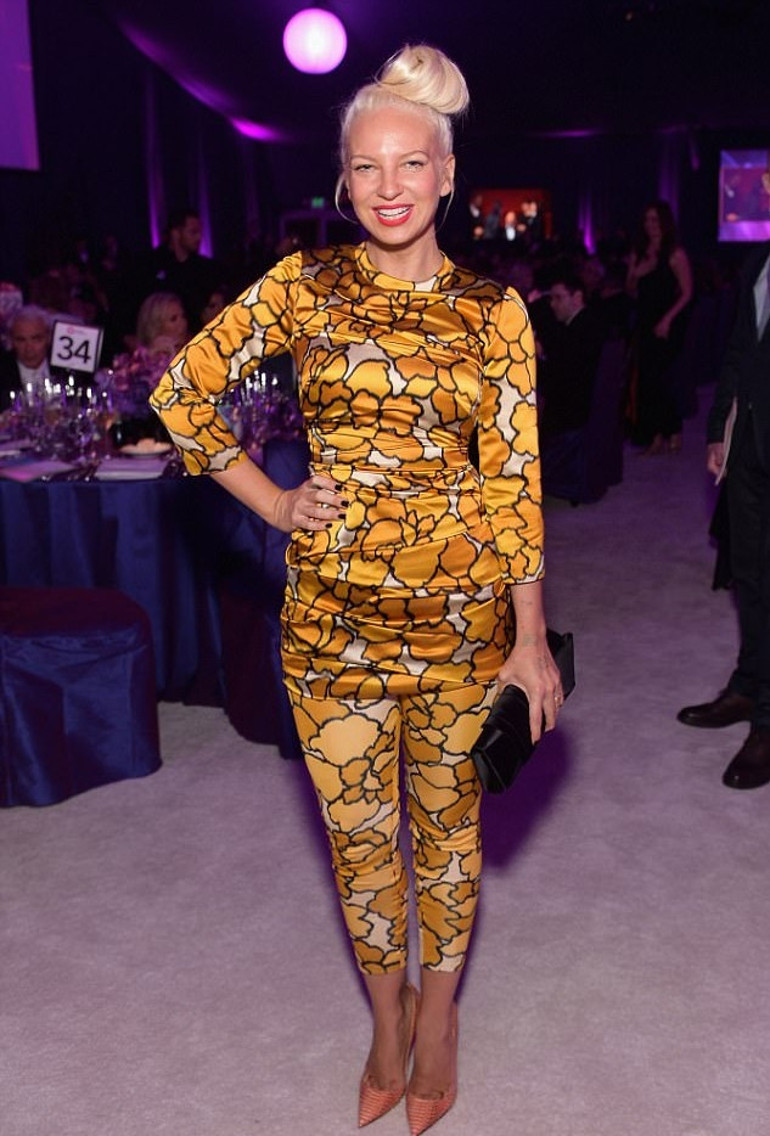 Siadan şantajcılara cesur yanıt: İşte çıplak fotoğrafım, hem de bedava