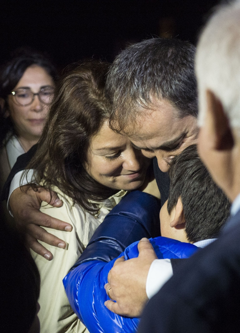 Sözcü gazetesi muhabiri Gökmen Ulu tahliye edildi... Duygusal anlar...