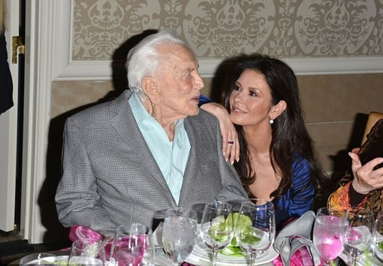 Catherine Zeta Jones, kayınpederini dudağından öptü
