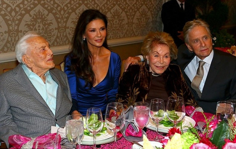 Catherine Zeta Jones, kayınpederini dudağından öptü
