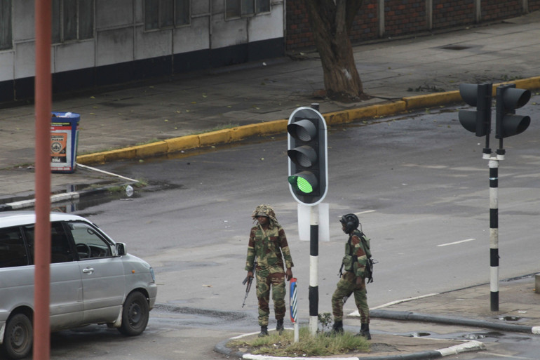 Zimbabvede darbe mi oluyor Ülke diken üstünde