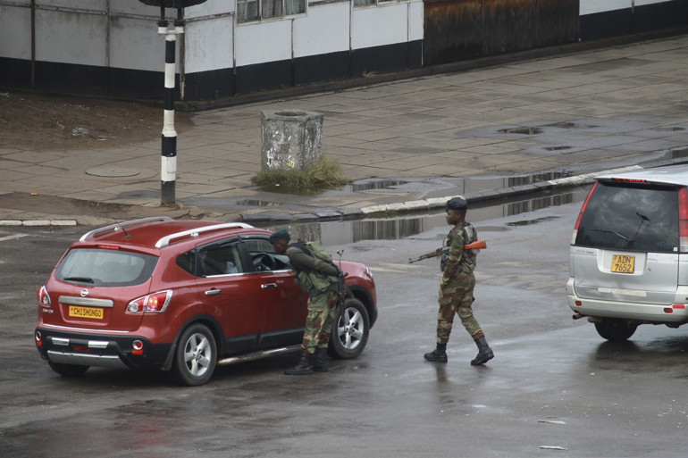 Zimbabvede darbe mi oluyor Ülke diken üstünde