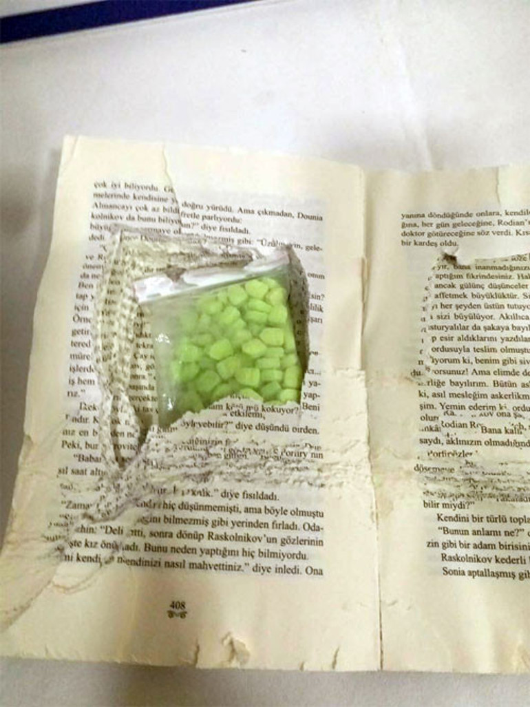 Polis hareketlerinden şüphelenip kitabı açınca...