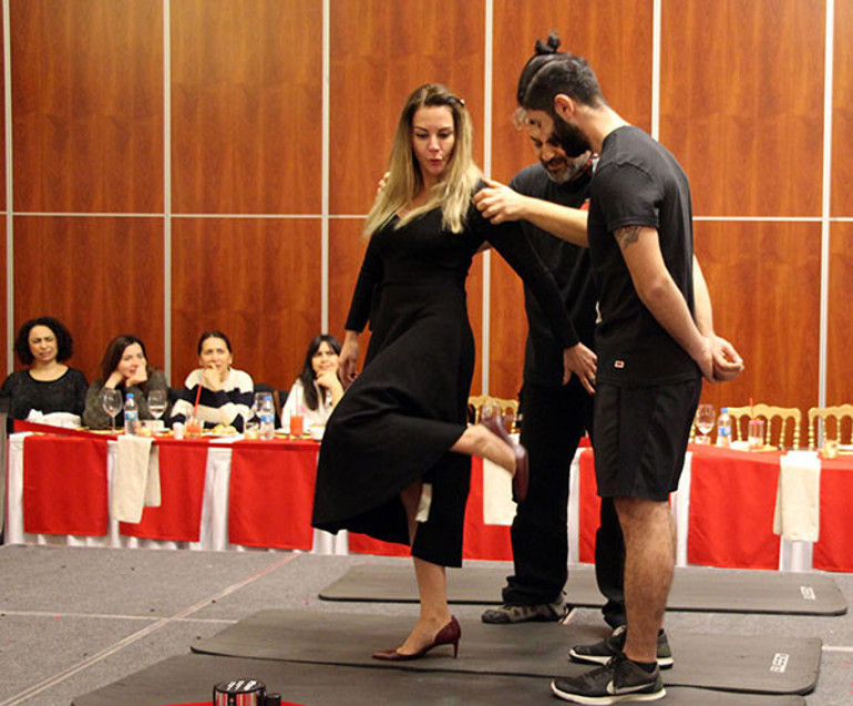 Kadınlara şiddet, kapkaç ve gaspla nasıl mücadele edebilecekleri anlatıldı