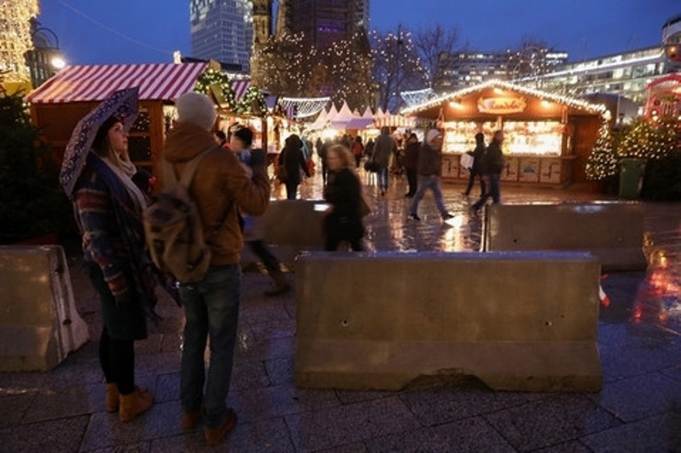 Berlinde kamyonlu terör saldırılarına karşı bariyer önlemi