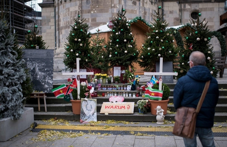 Berlinde kamyonlu terör saldırılarına karşı bariyer önlemi