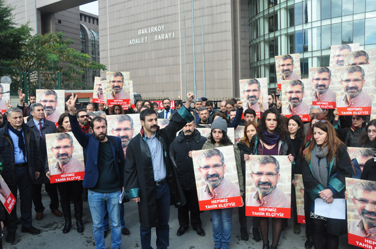 Tahir Elçi hakkında soruşturma başlatılan adliyenin önünde anıldı