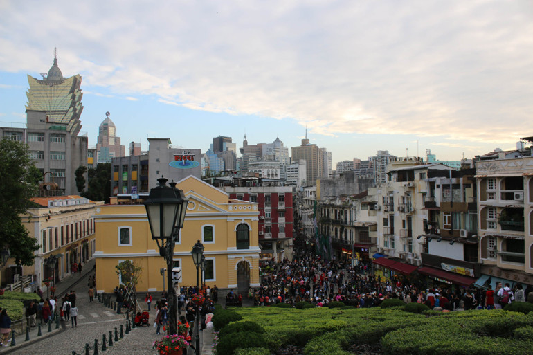 Hong Kong’da hayat 24 saat akıyor