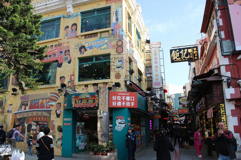 Hong Kong’da hayat 24 saat akıyor