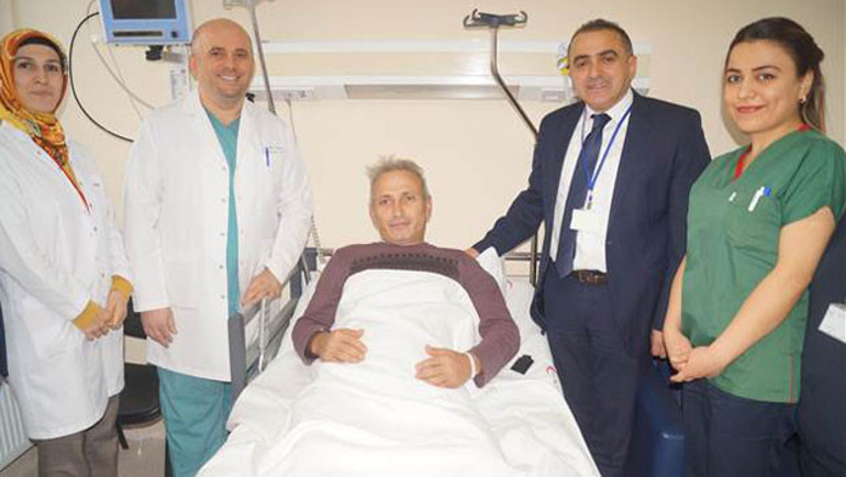 1,5 kilo Trabzon hurması yiyince... Midesinden iki taş çıkarıldı
