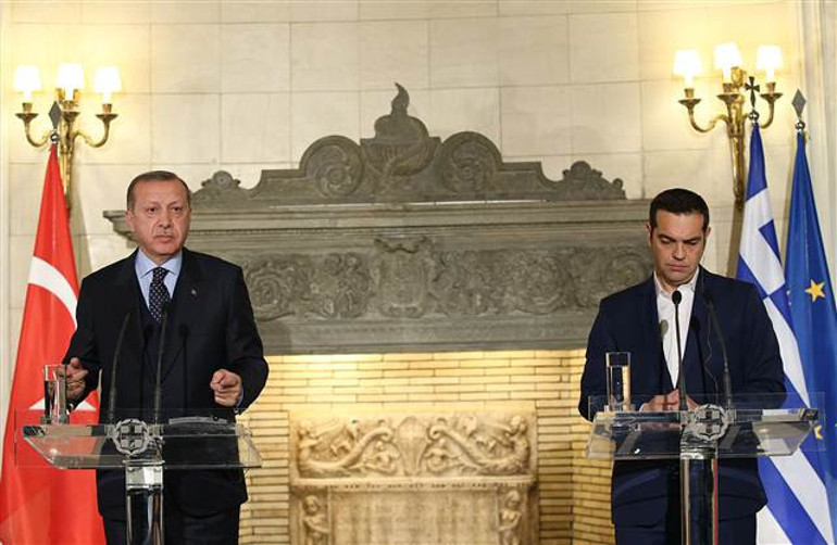 Erdoğandan Atinada gergin ziyaret... Önce Cumhurbaşkanı sonra Başbakan ile tarihi restleşme