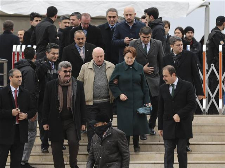 Cenazede soğuk rüzgarlar