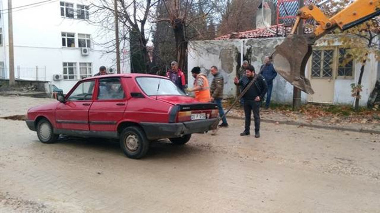 Yol çöktü, otomobil çukura düştü