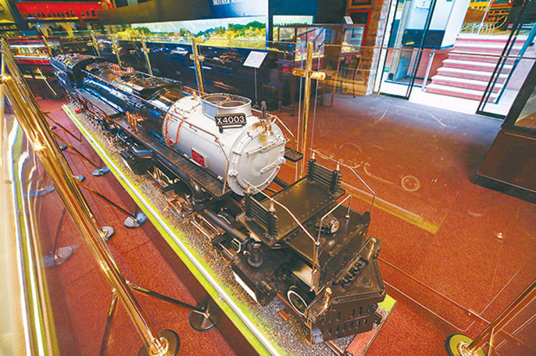 Samanlıktan çıkan şık bir otomobil, Savarona’nın otel bahçesinde bulunan filikası, vasiyete konu olan tekne... Rahmi M. Koç anlatıyor...