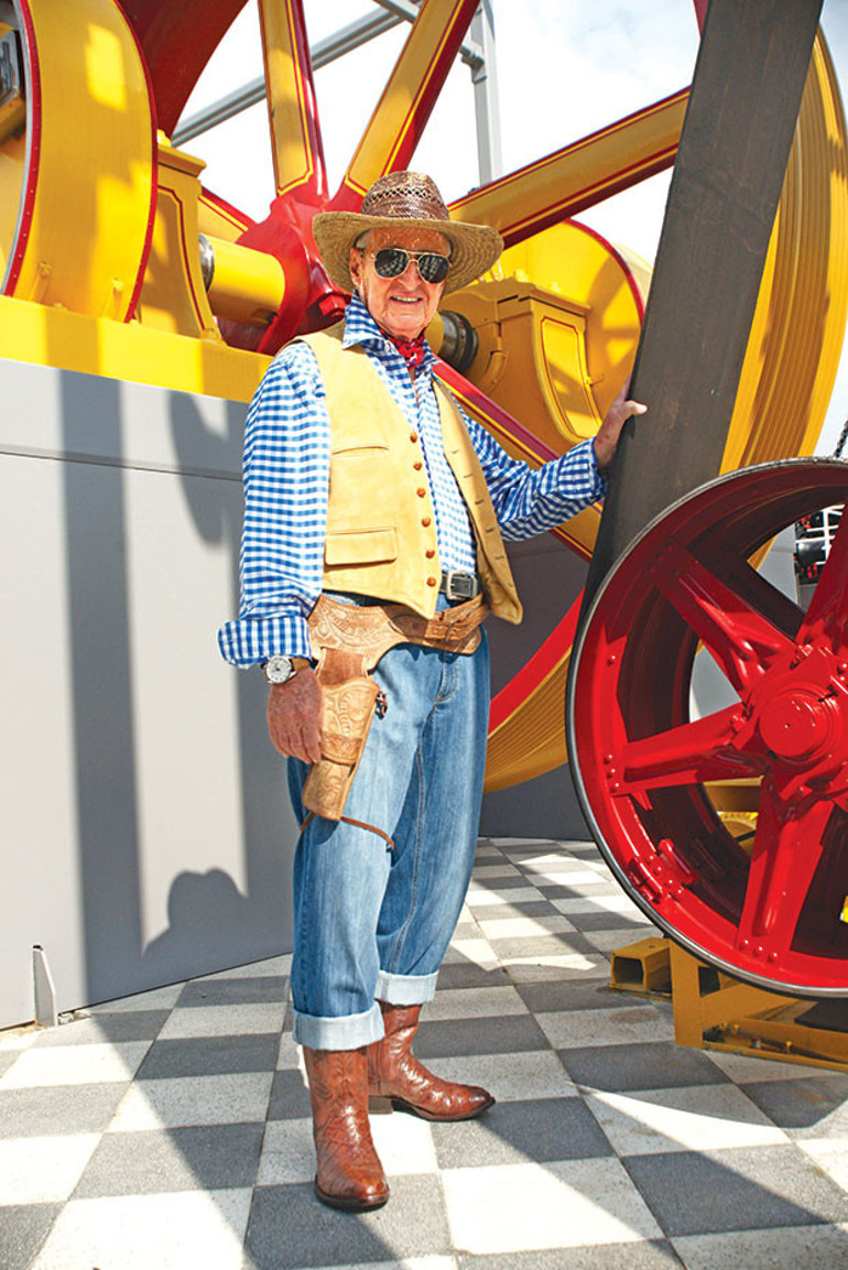 Samanlıktan çıkan şık bir otomobil, Savarona’nın otel bahçesinde bulunan filikası, vasiyete konu olan tekne... Rahmi M. Koç anlatıyor...