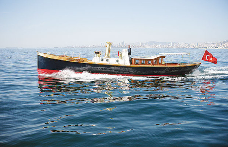Samanlıktan çıkan şık bir otomobil, Savarona’nın otel bahçesinde bulunan filikası, vasiyete konu olan tekne... Rahmi M. Koç anlatıyor...