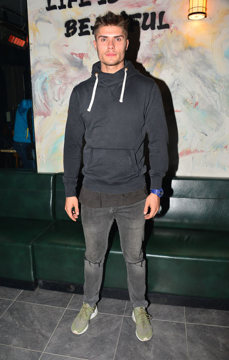 Biz küçük bir aileyiz