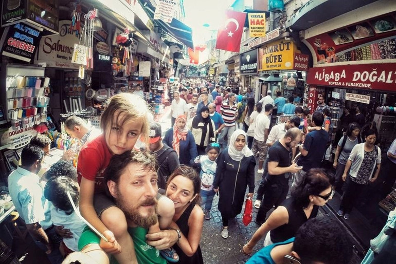 6 yaşında 41 ülke gezen minik gezgin