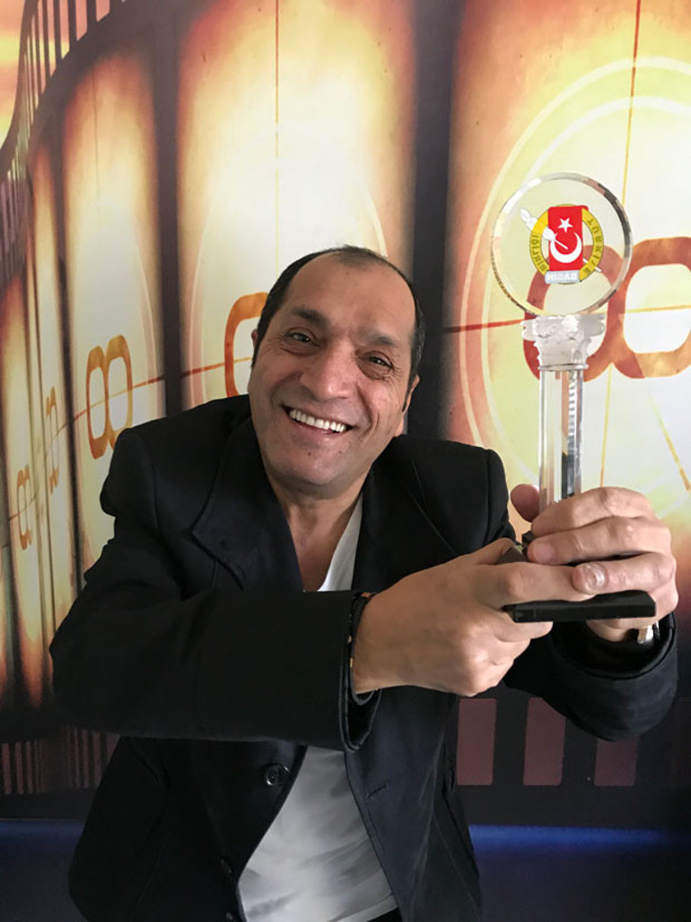 Efsane yönetmene bir ödül daha...  Mehmet Ali Gündoğduya en iyi yönetmen ödülü