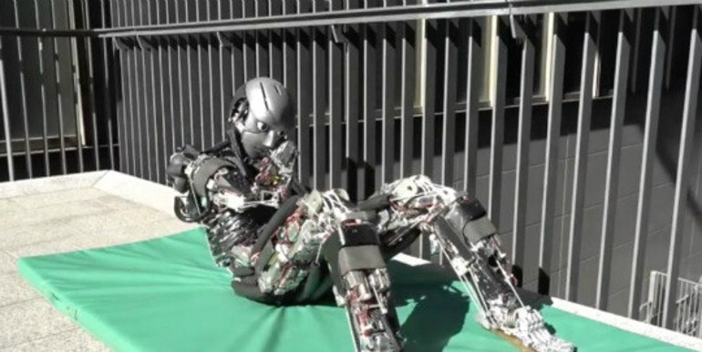 Sonunda terleyebilen robot yaptılar
