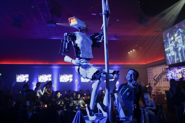 Direk dansı yapan striptizci robotlar sahneye çıktı