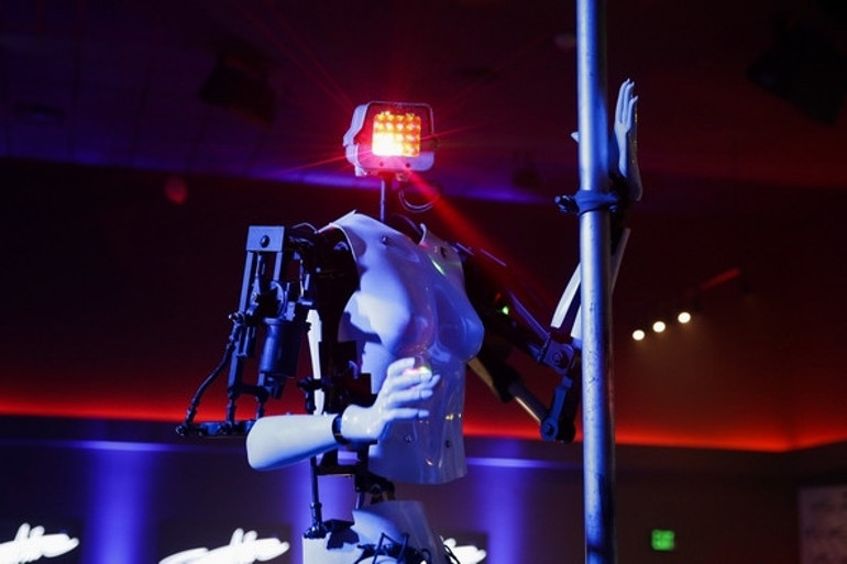Direk dansı yapan striptizci robotlar sahneye çıktı