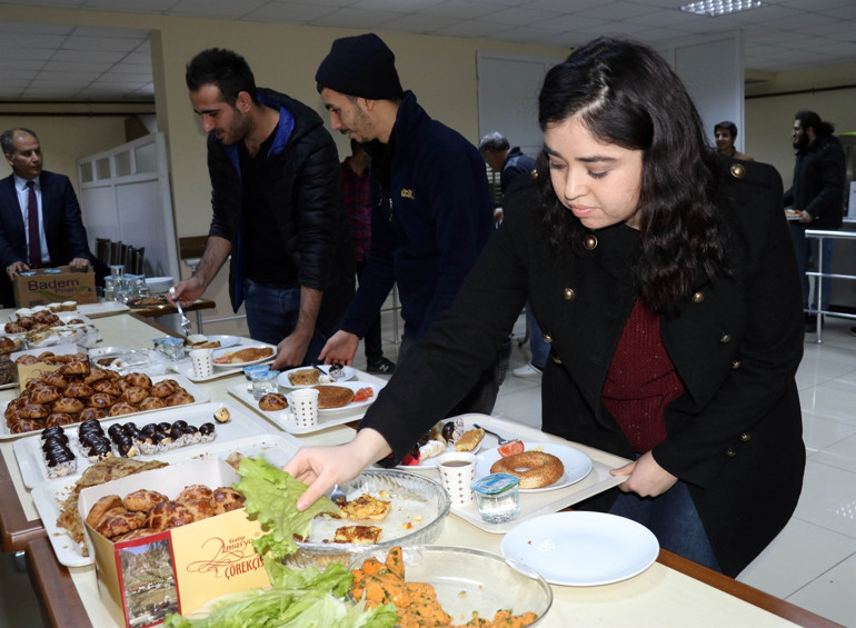 Öğrencilere pasta ve börek ikramı