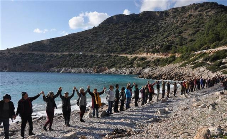 Kurubük Koyu’nun kiralanmasından vazgeçildi; sevgi zinciri oluşturdular