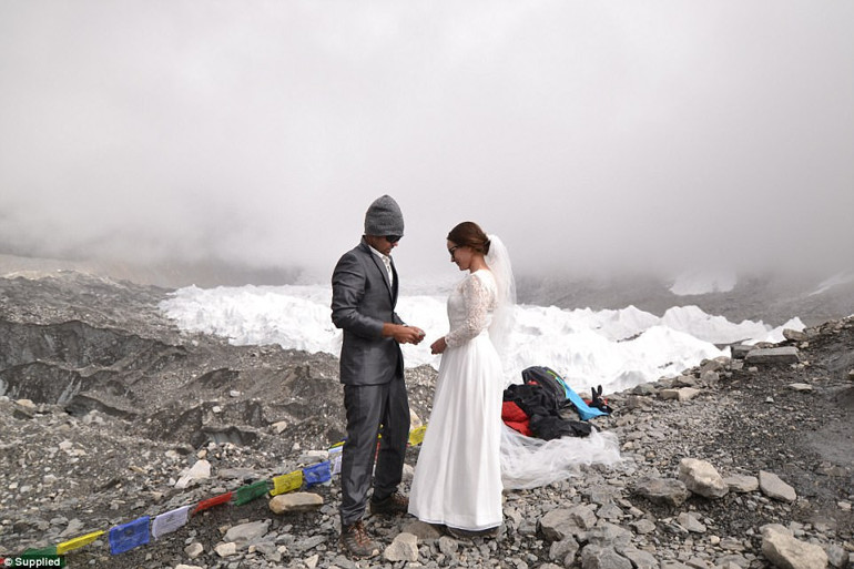 Mutluluğun ‘zirvesindeler’: Everest’in tepesinde evlendiler