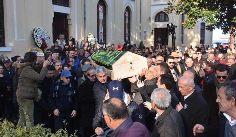 Babasına böyle veda etti... Turan Özdemir son yolculuğuna uğurlandı