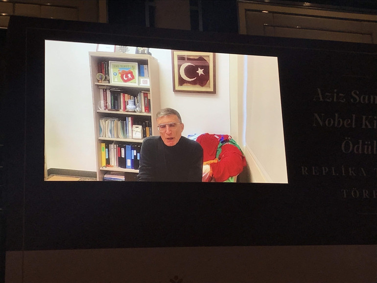 Prof. Sancar, replikasını Artukulu Üniversitesi’ne bağışladı