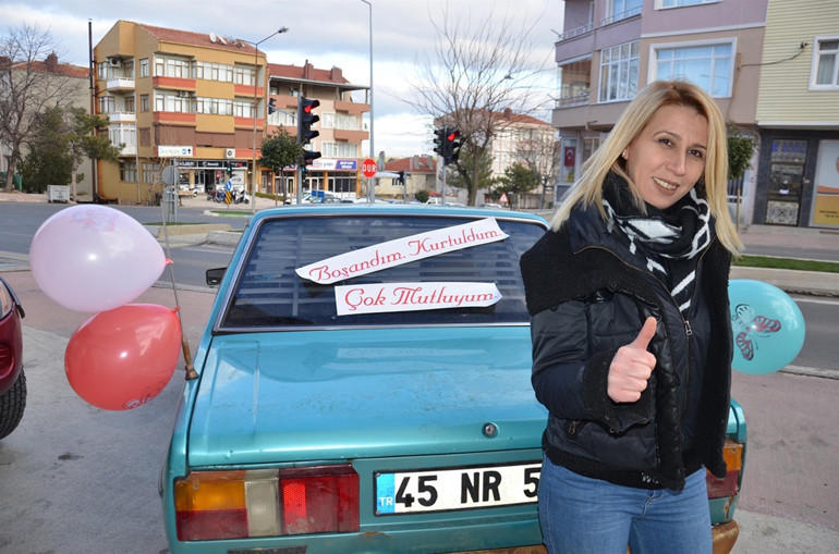 Kendisini aldatan kocasından boşandı Böyle kutladı...