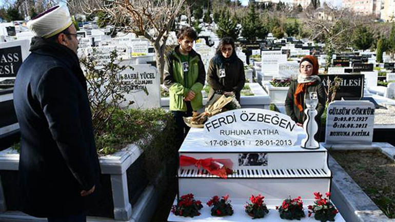 Ferdi Özbeğen’in beyaz piyanosu özel çocuklara emanet