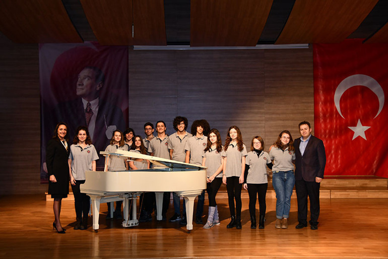 Ferdi Özbeğen’in beyaz piyanosu özel çocuklara emanet