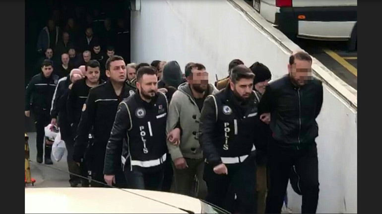 Polis evsiz gibi davrandı, banklarda sabahladı... Uluslararası çete çökertildi