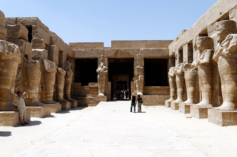 Yol uzun, hava sıcak, can tatlı, hayat güzel: Luksor