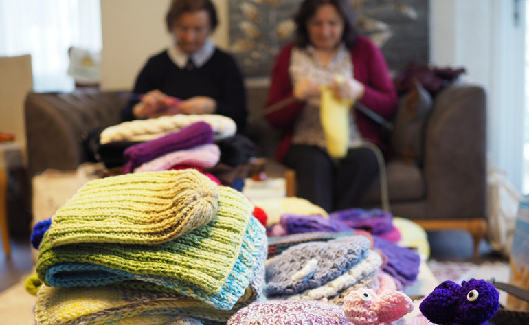Dünyayı kadınlara verin, örgü örerek bile bir ülkenin kaderini değiştirirler