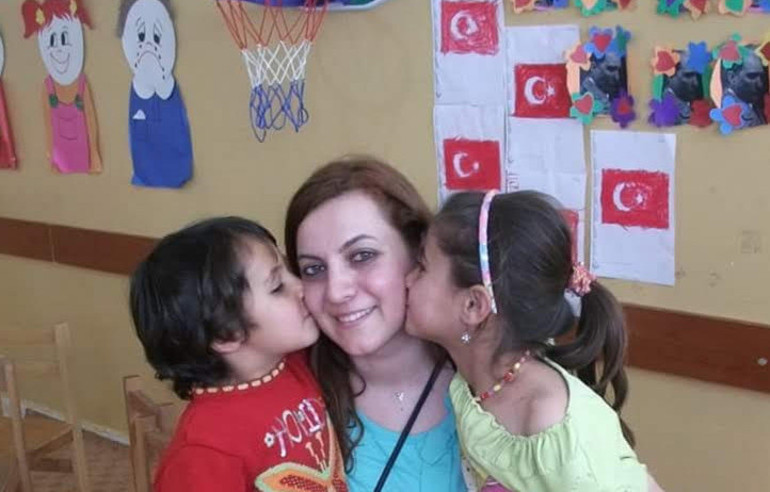 Dünyayı kadınlara verin, örgü örerek bile bir ülkenin kaderini değiştirirler