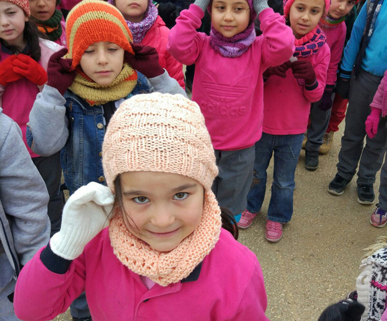 Dünyayı kadınlara verin, örgü örerek bile bir ülkenin kaderini değiştirirler
