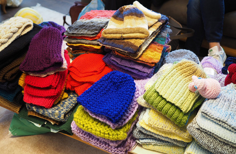 Dünyayı kadınlara verin, örgü örerek bile bir ülkenin kaderini değiştirirler