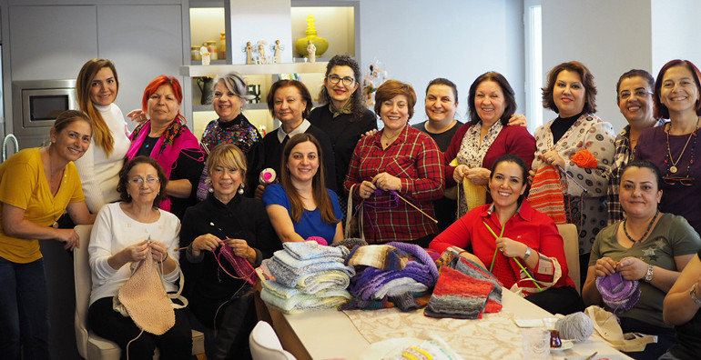 Dünyayı kadınlara verin, örgü örerek bile bir ülkenin kaderini değiştirirler