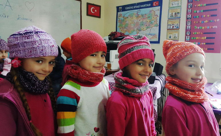 Dünyayı kadınlara verin, örgü örerek bile bir ülkenin kaderini değiştirirler