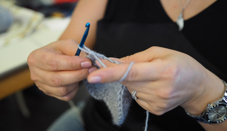 Dünyayı kadınlara verin, örgü örerek bile bir ülkenin kaderini değiştirirler