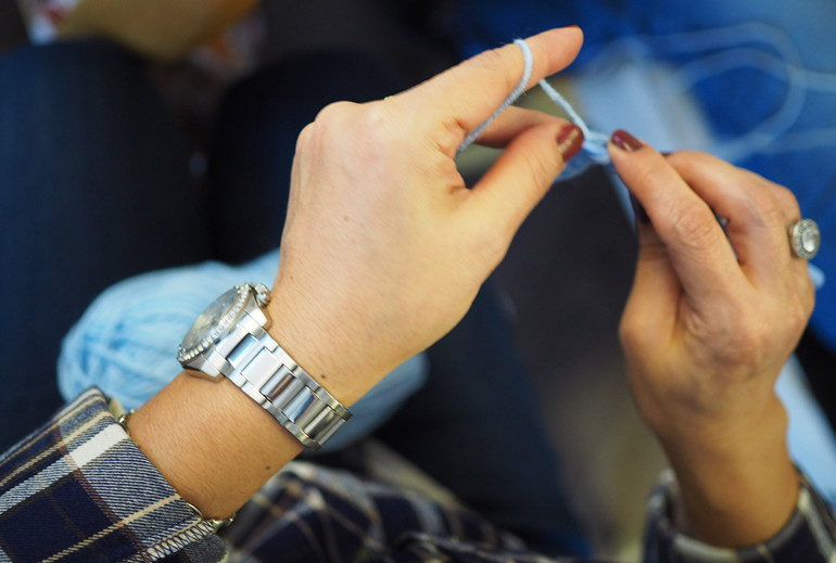 Dünyayı kadınlara verin, örgü örerek bile bir ülkenin kaderini değiştirirler