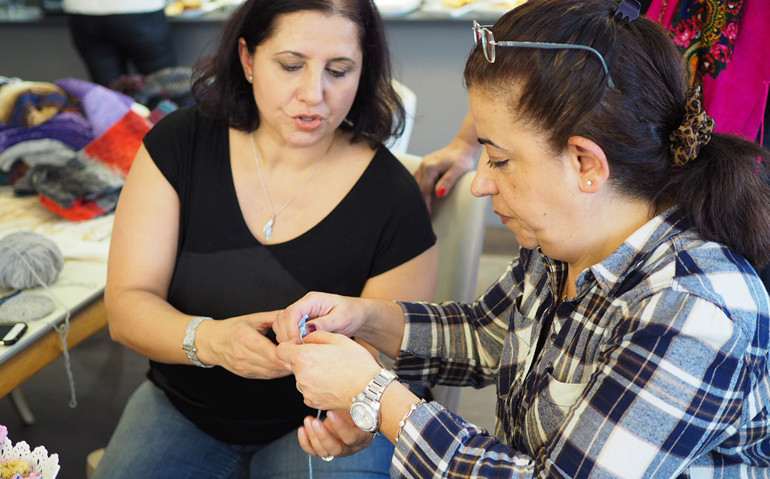 Dünyayı kadınlara verin, örgü örerek bile bir ülkenin kaderini değiştirirler