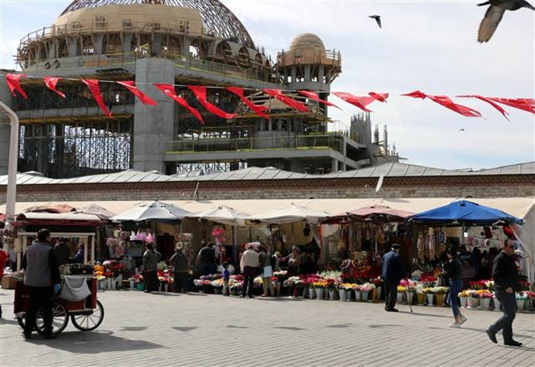 Taksimdeki yerleri değişiyor... İsyan ettiler
