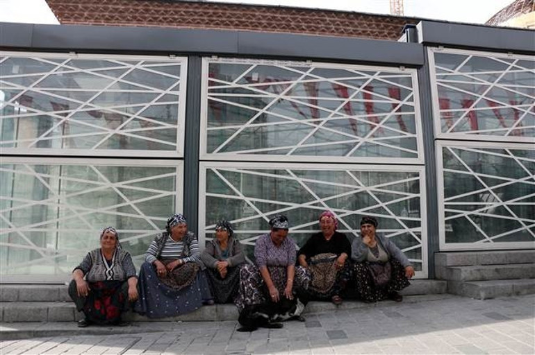 Taksimdeki yerleri değişiyor... İsyan ettiler