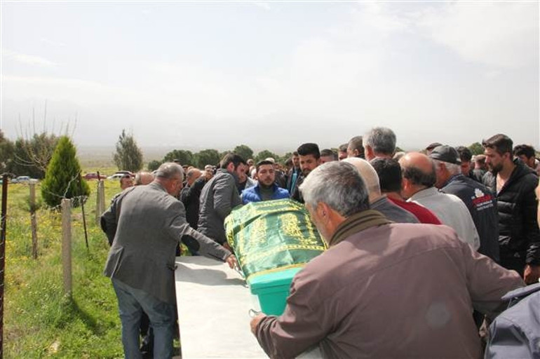 Aynı tabuta konulan anne ve oğlunun cenazeleri defnedildi